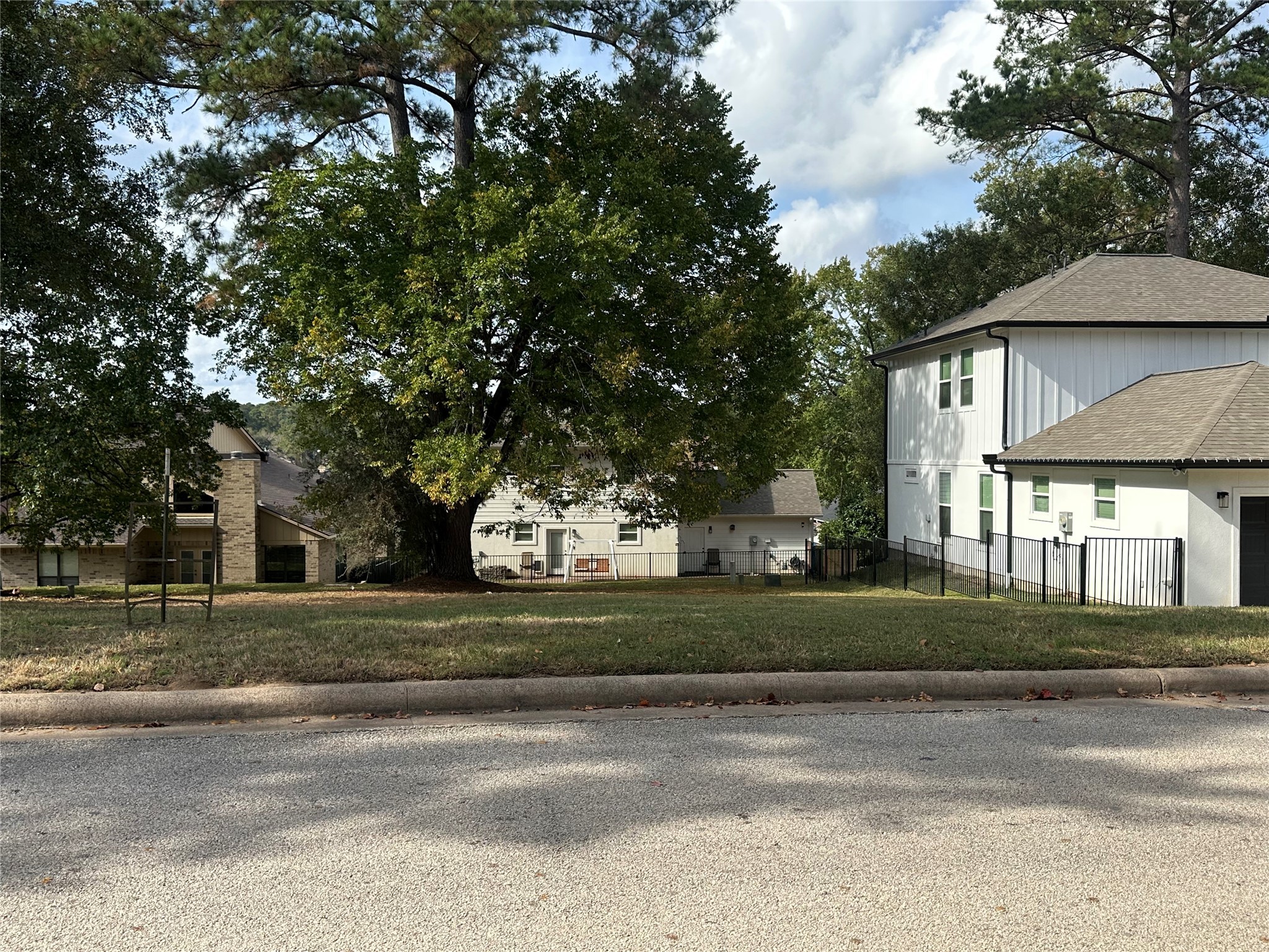 652 Cherry Hills Drive Property Photo 2
