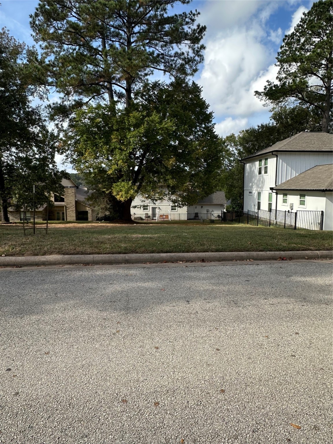 652 Cherry Hills Drive Property Photo 3