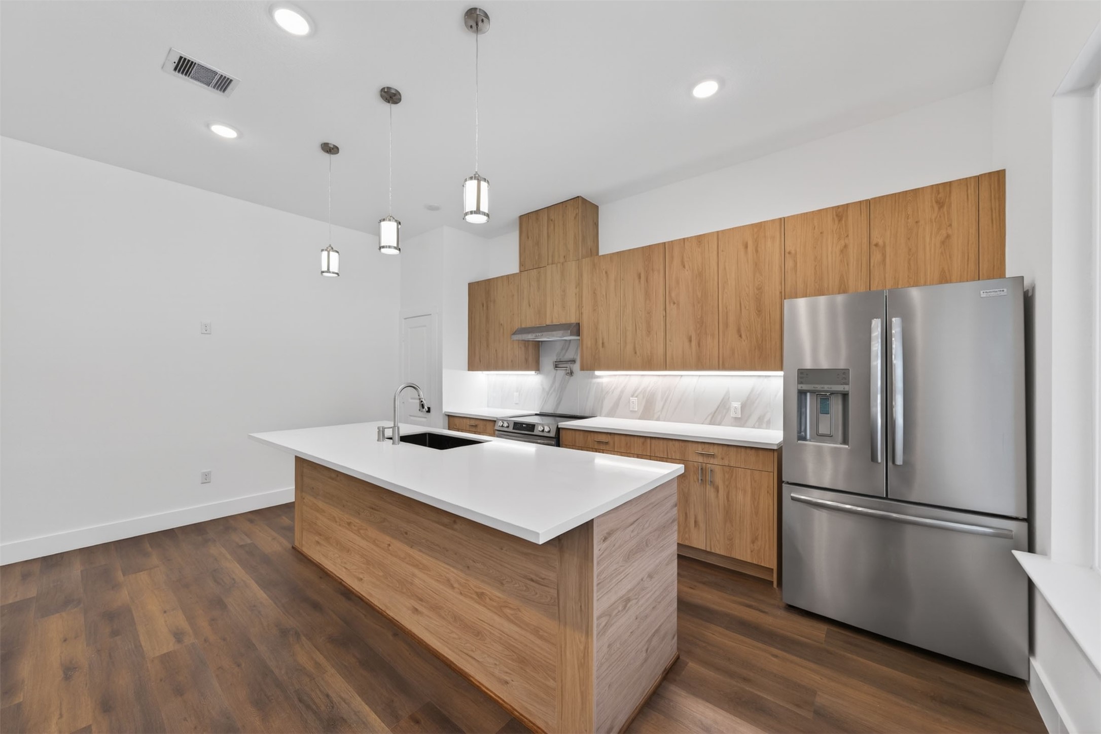 2714 Drew Street Property Photo 5