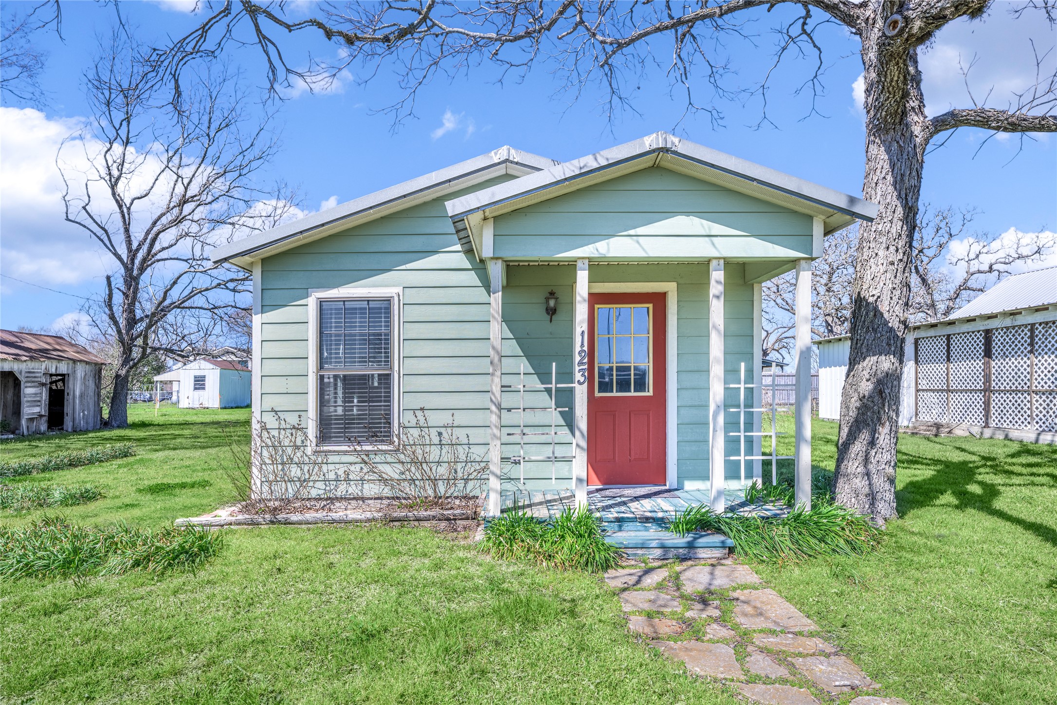 123 E Thigpen Property Photo
