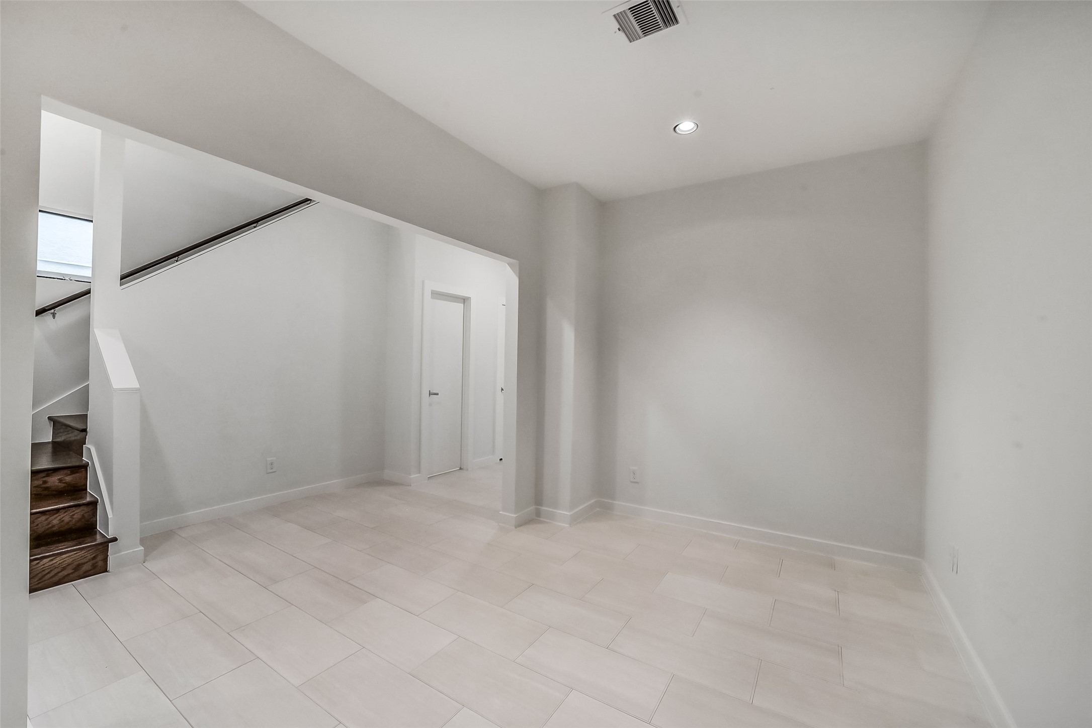 716 W Drew Street Property Photo 6