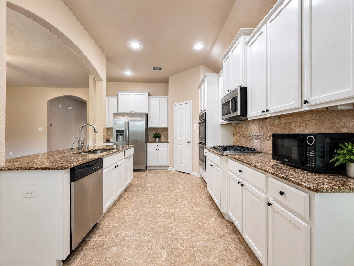13707 Contour Court Property Photo 4