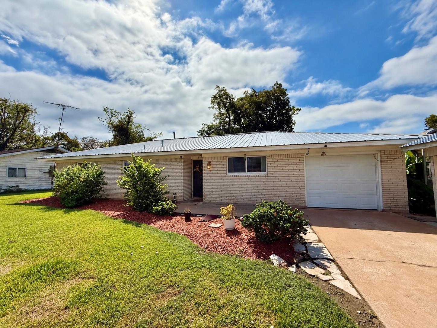 809 E Hamilton Street Property Photo 3