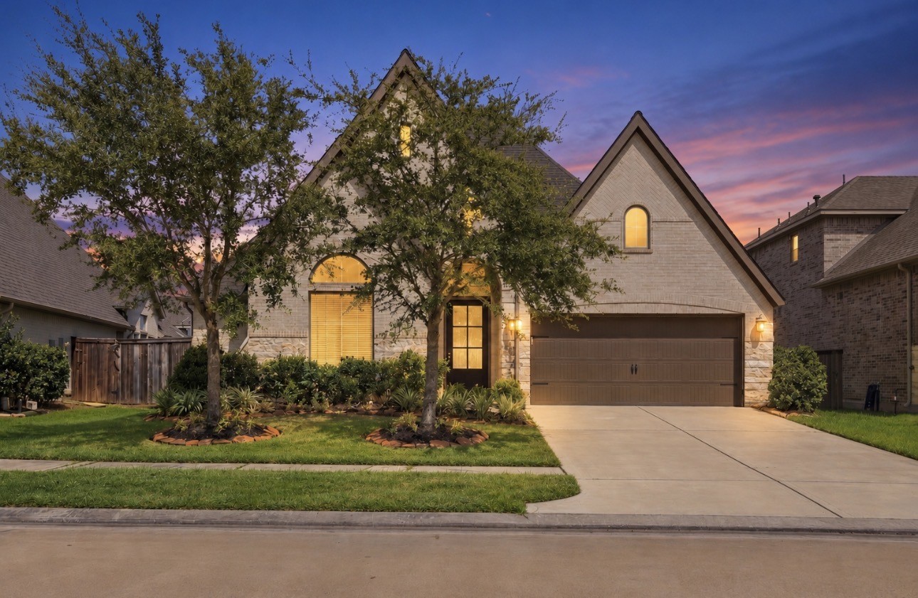 6914 Red Oak Drive Property Photo 1