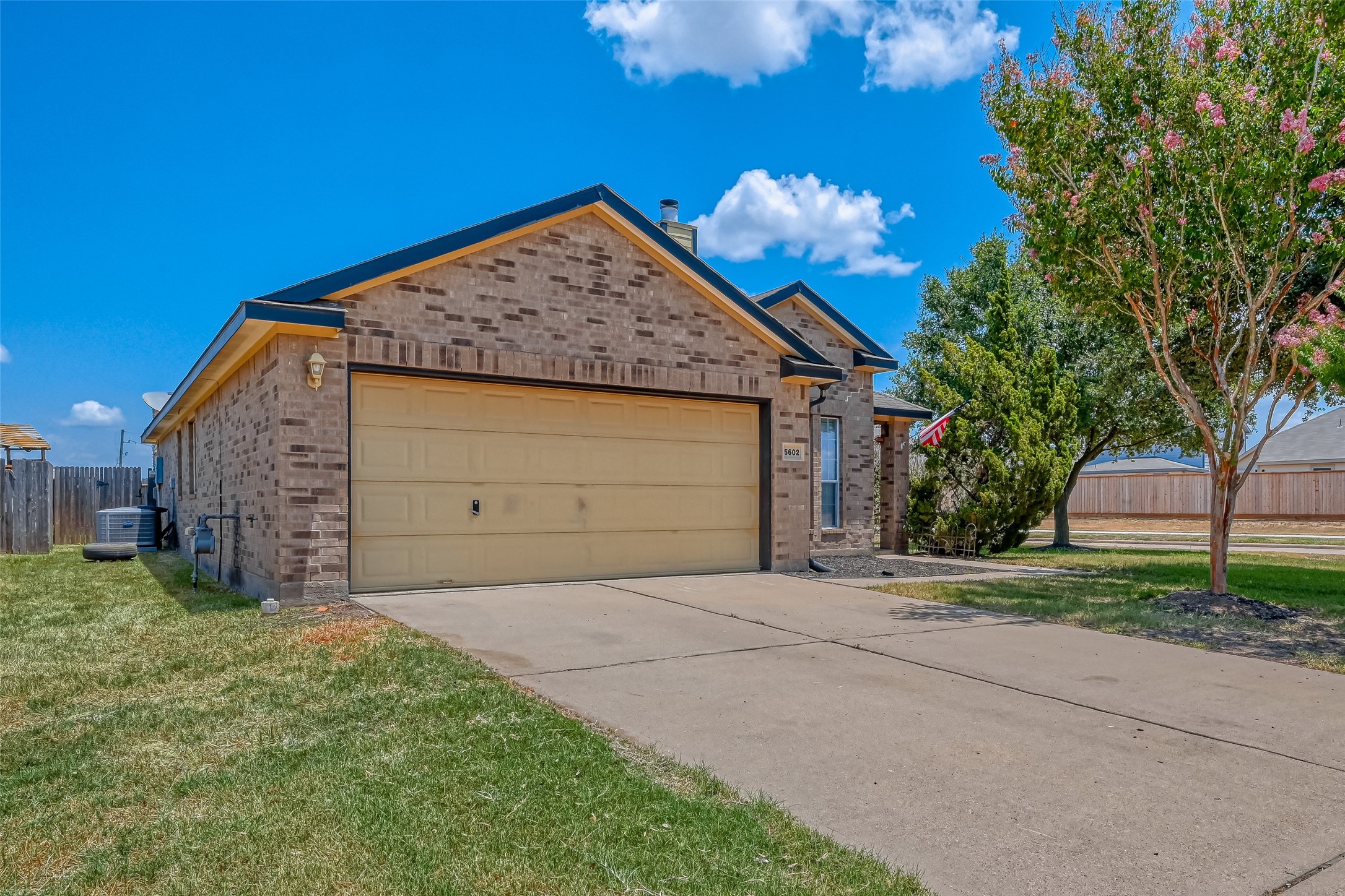 5602 Eagle Sky Boulevard Property Photo 3