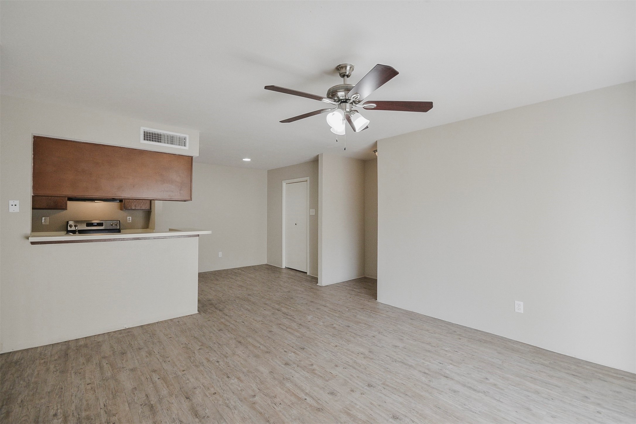 12905 Woodforest Bl 704 Property Photo 4