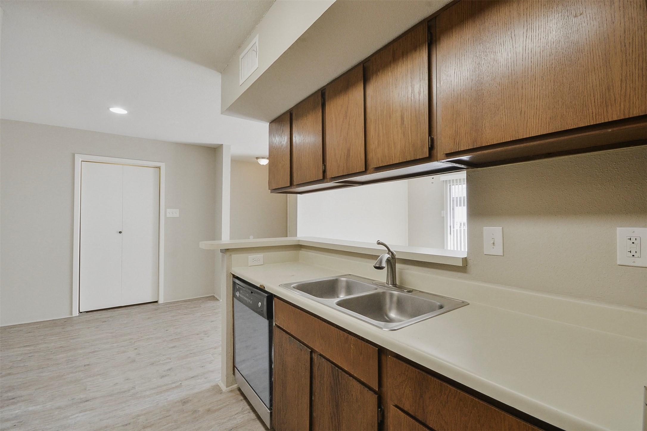 12905 Woodforest Bl 704 Property Photo 10