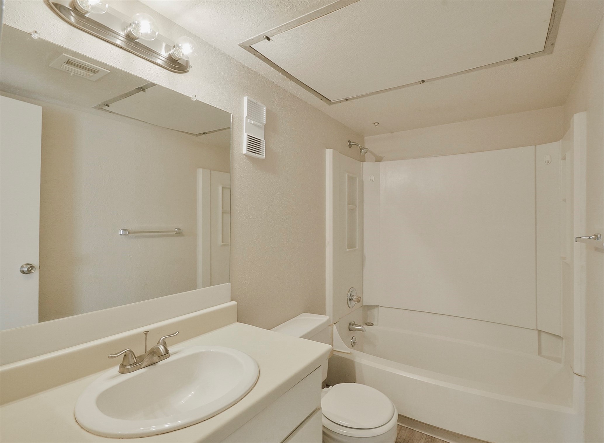 12905 Woodforest Bl 704 Property Photo 17