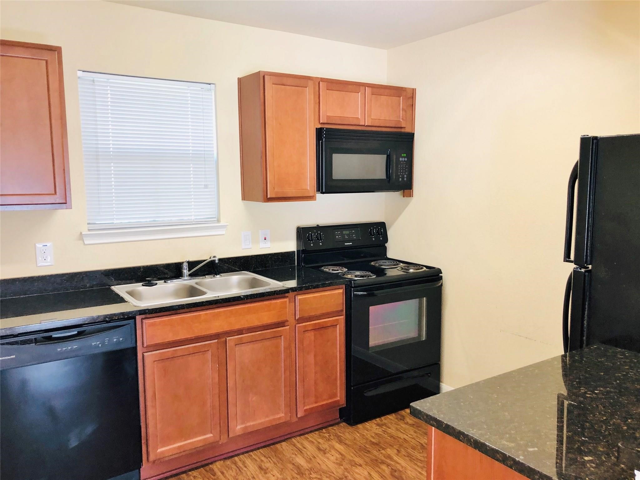 2512 S Houston Avenue D Property Photo 4