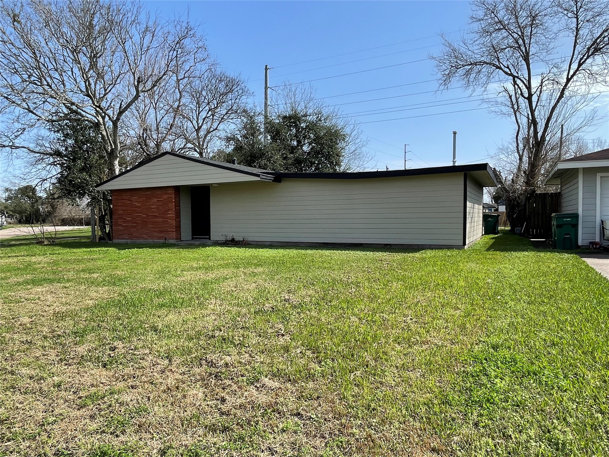 301 Elaine St Property Photo 2