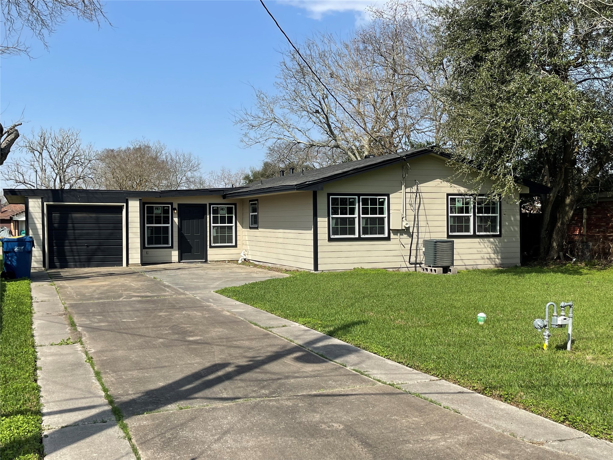 301 Elaine St Property Photo 4