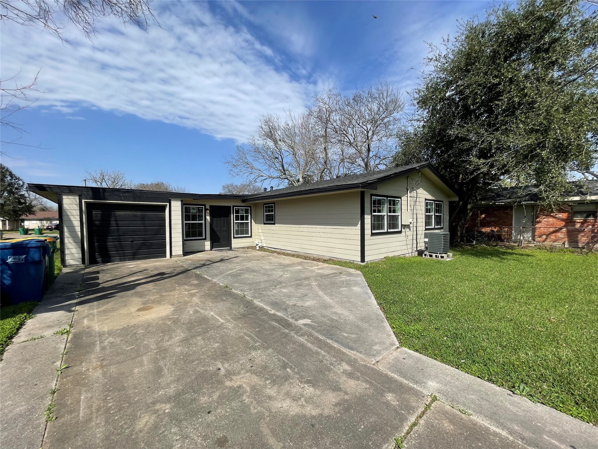 301 Elaine St Property Photo 5