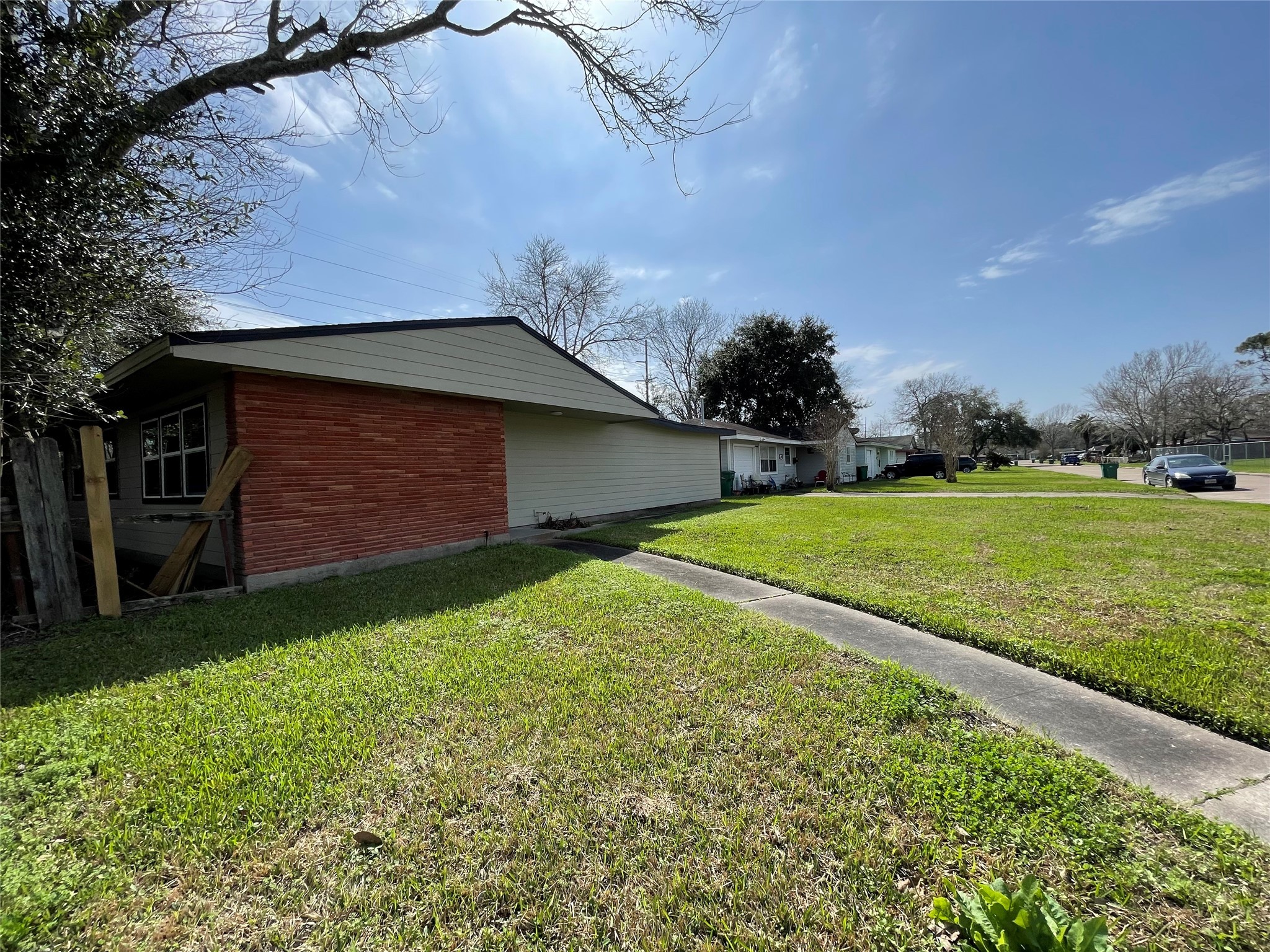 301 Elaine St Property Photo 6