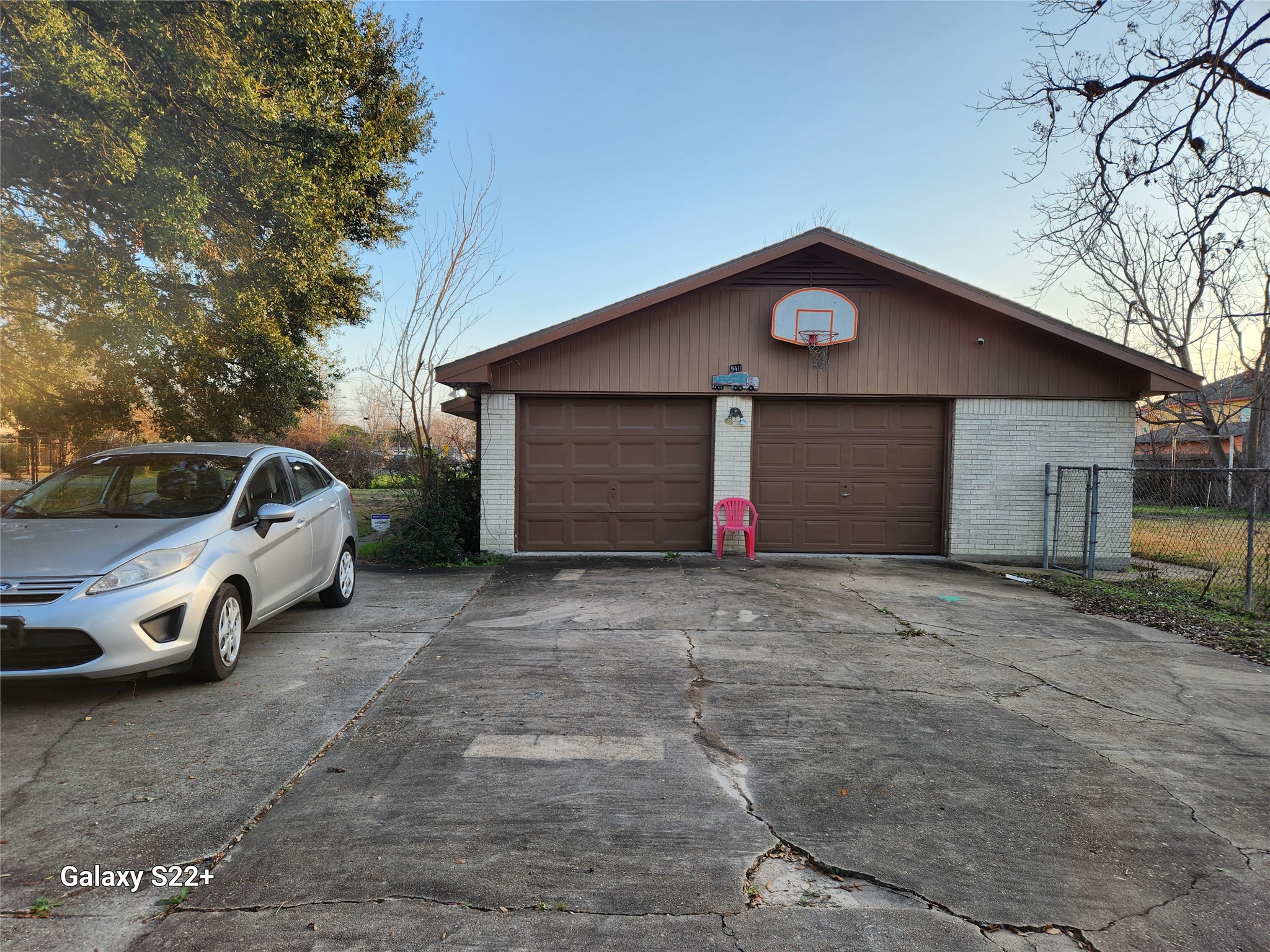 9411 Lomax Street Property Photo 4