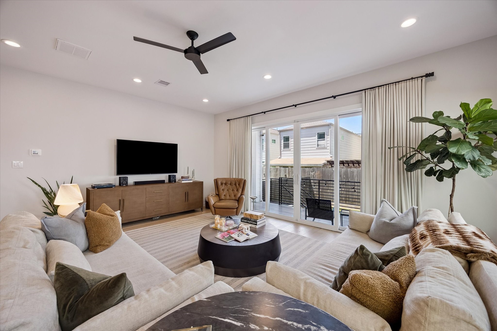5532 Darling Street Property Photo 3