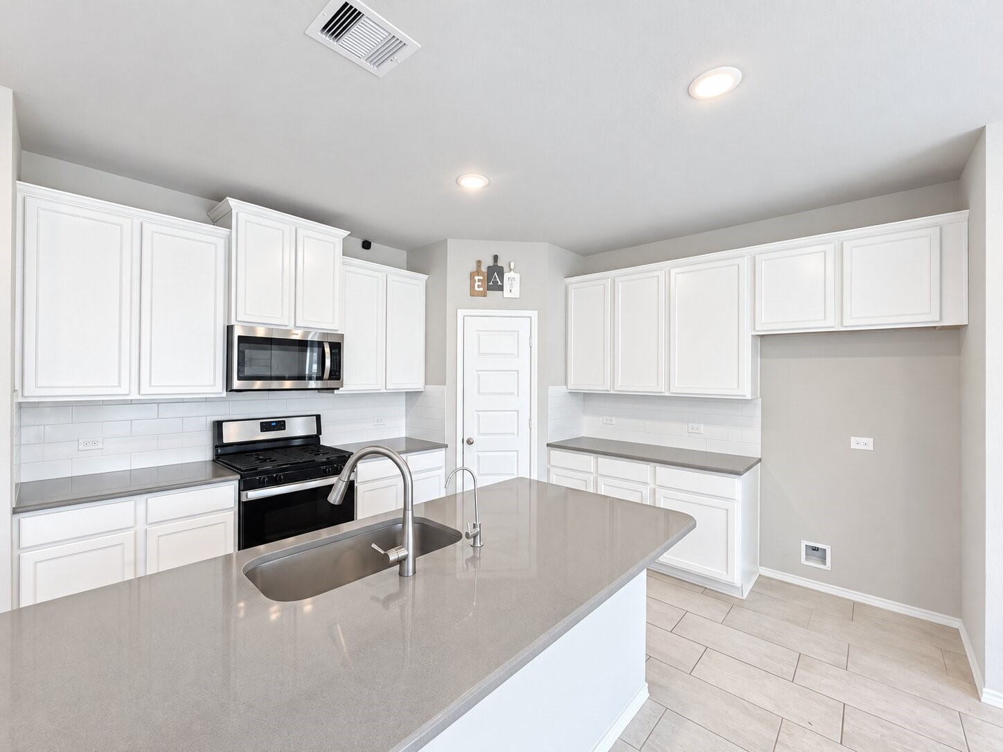 17758 White Lightning Way Property Photo 8