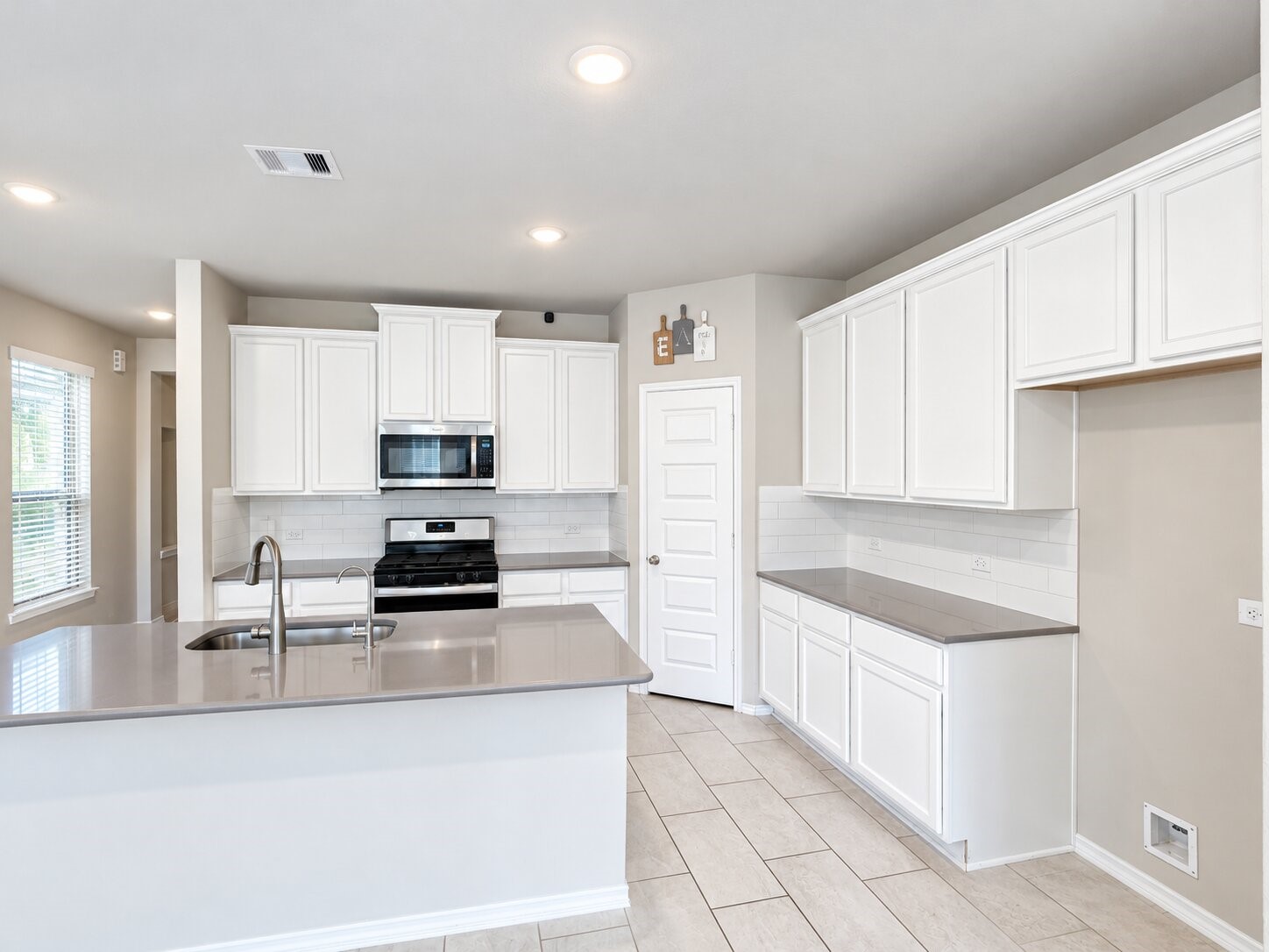 17758 White Lightning Way Property Photo 9