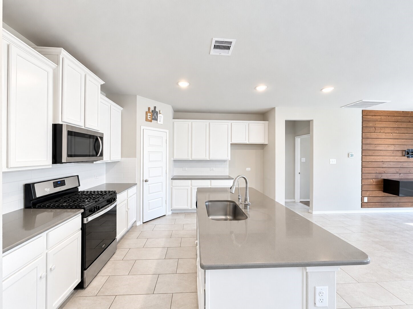 17758 White Lightning Way Property Photo 10