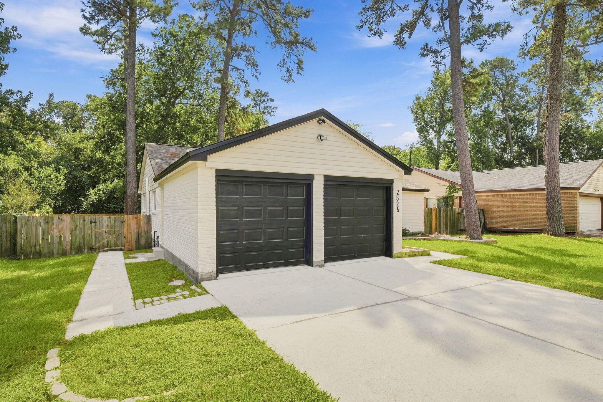 2526 Rambling Brook Drive Property Photo 3