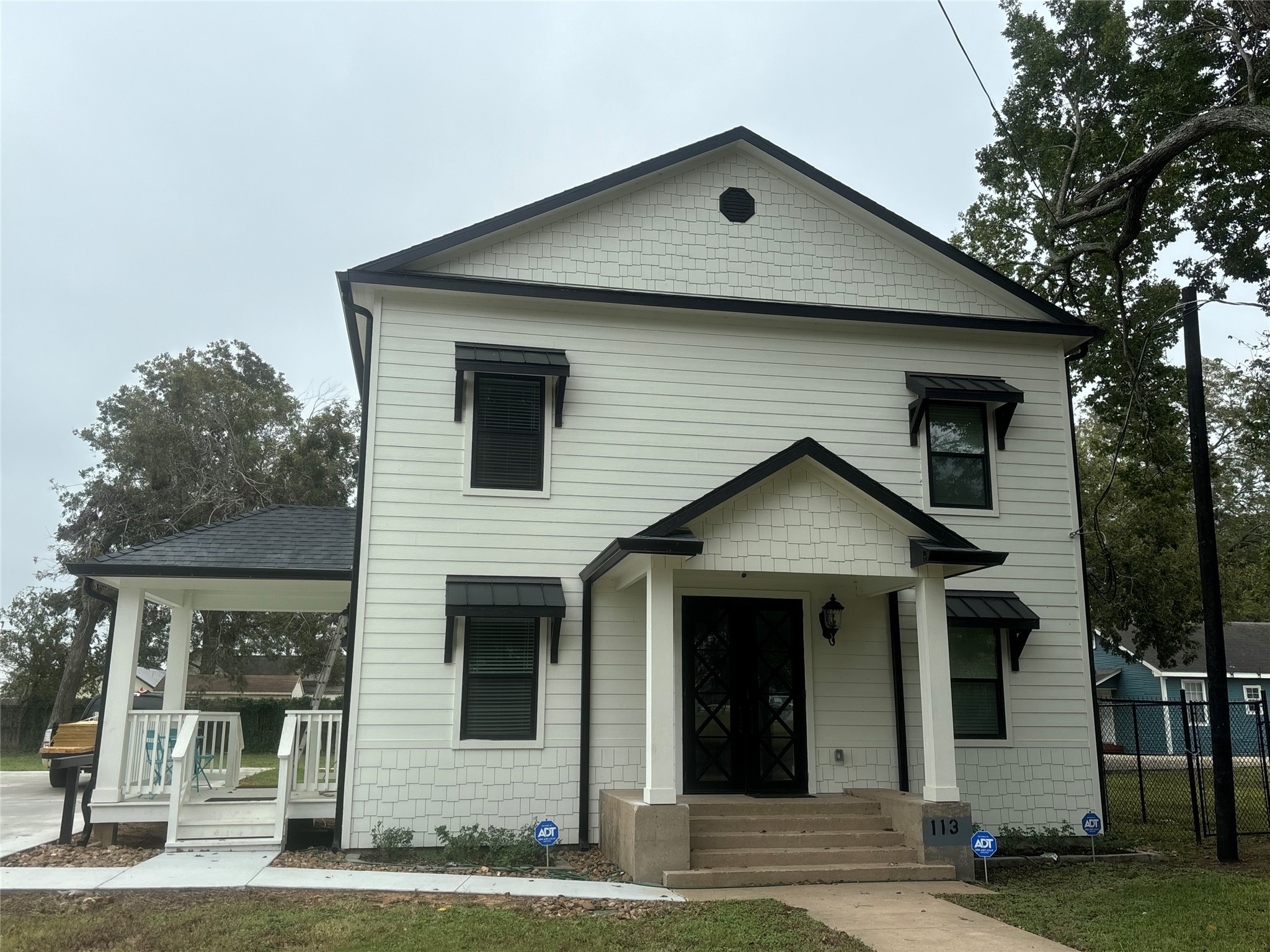 113 S Rusk Street D Property Photo 1