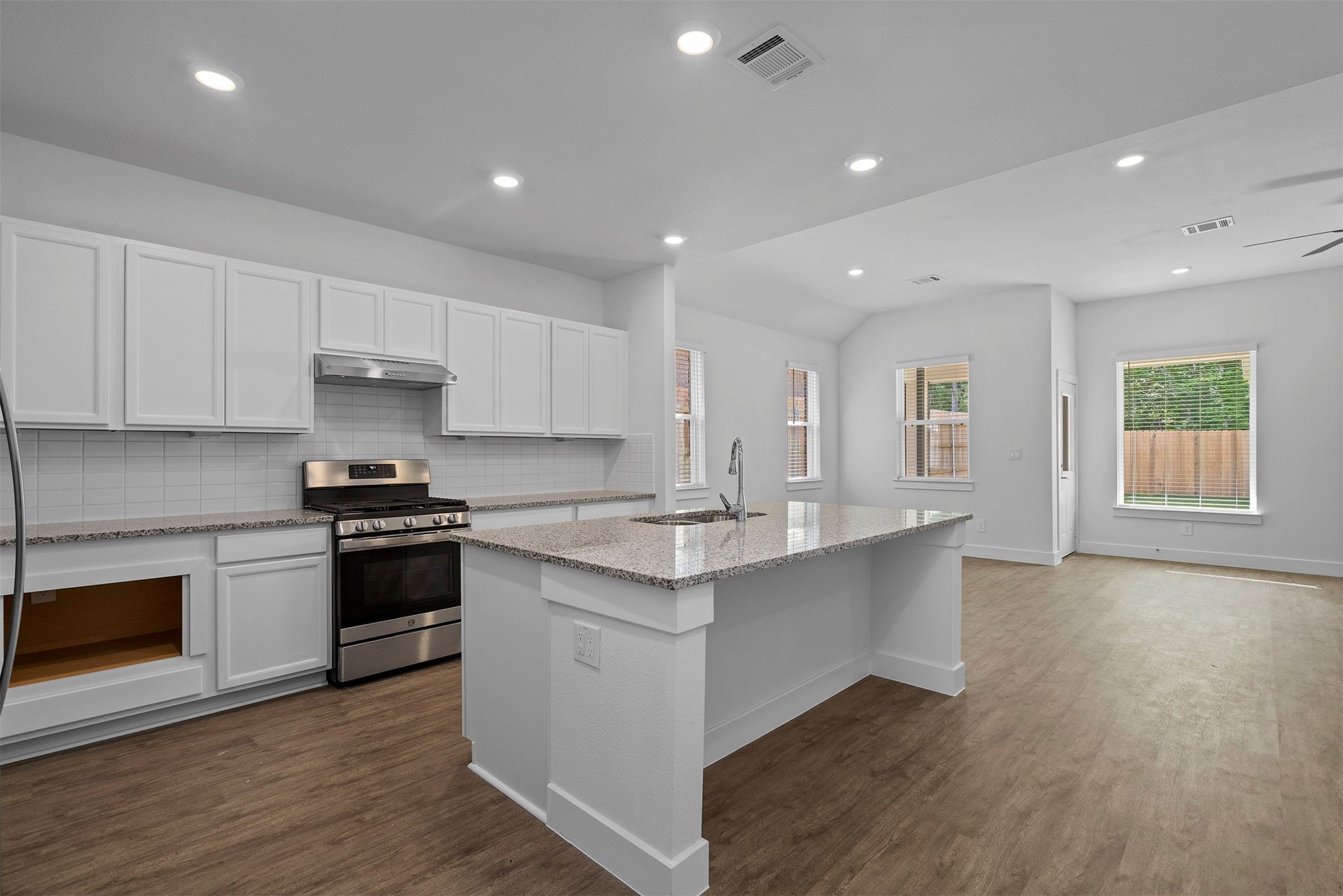 906 Golden Willow Property Photo 6