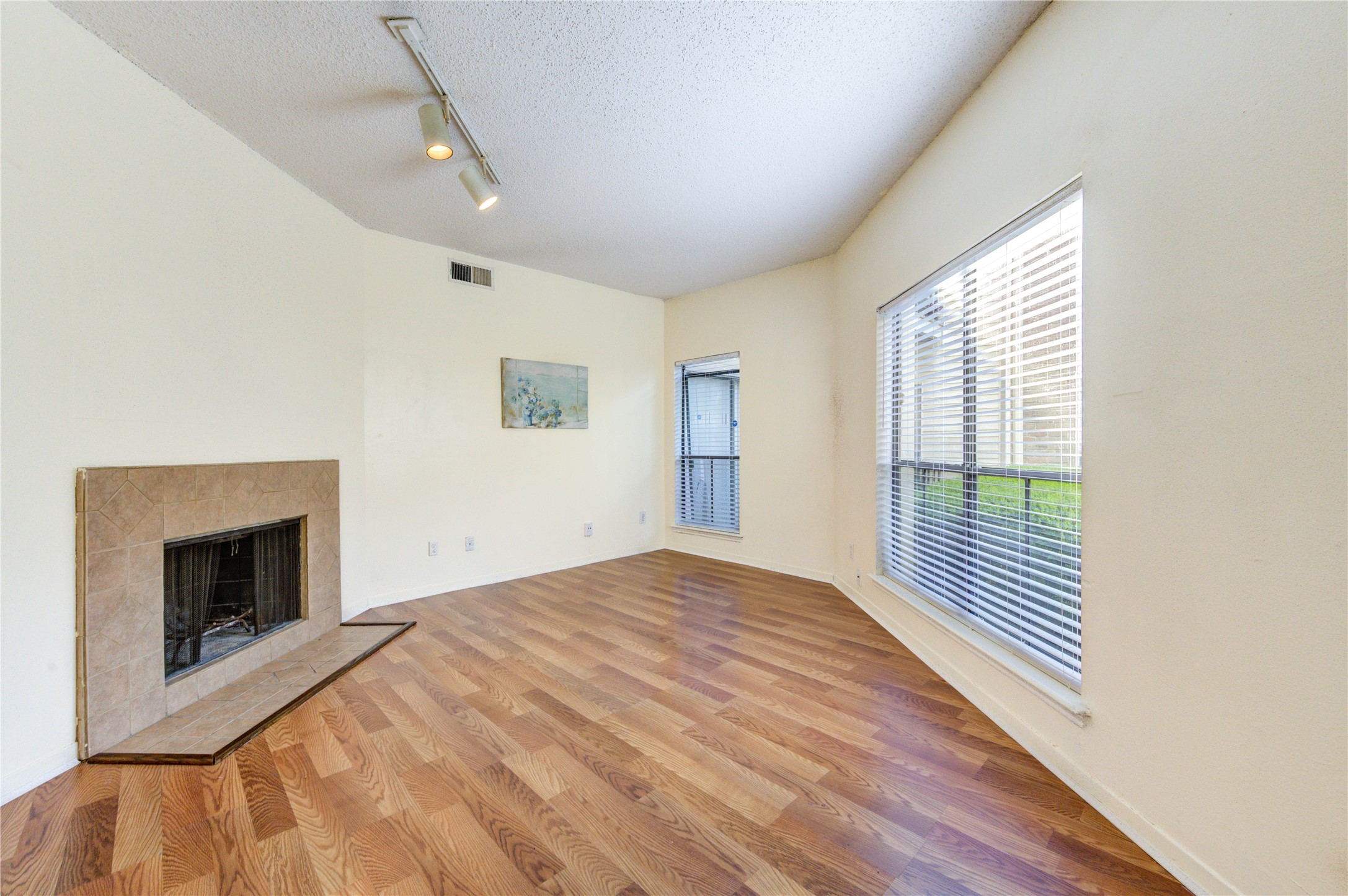 3741 Thistlemont Drive Property Photo 4