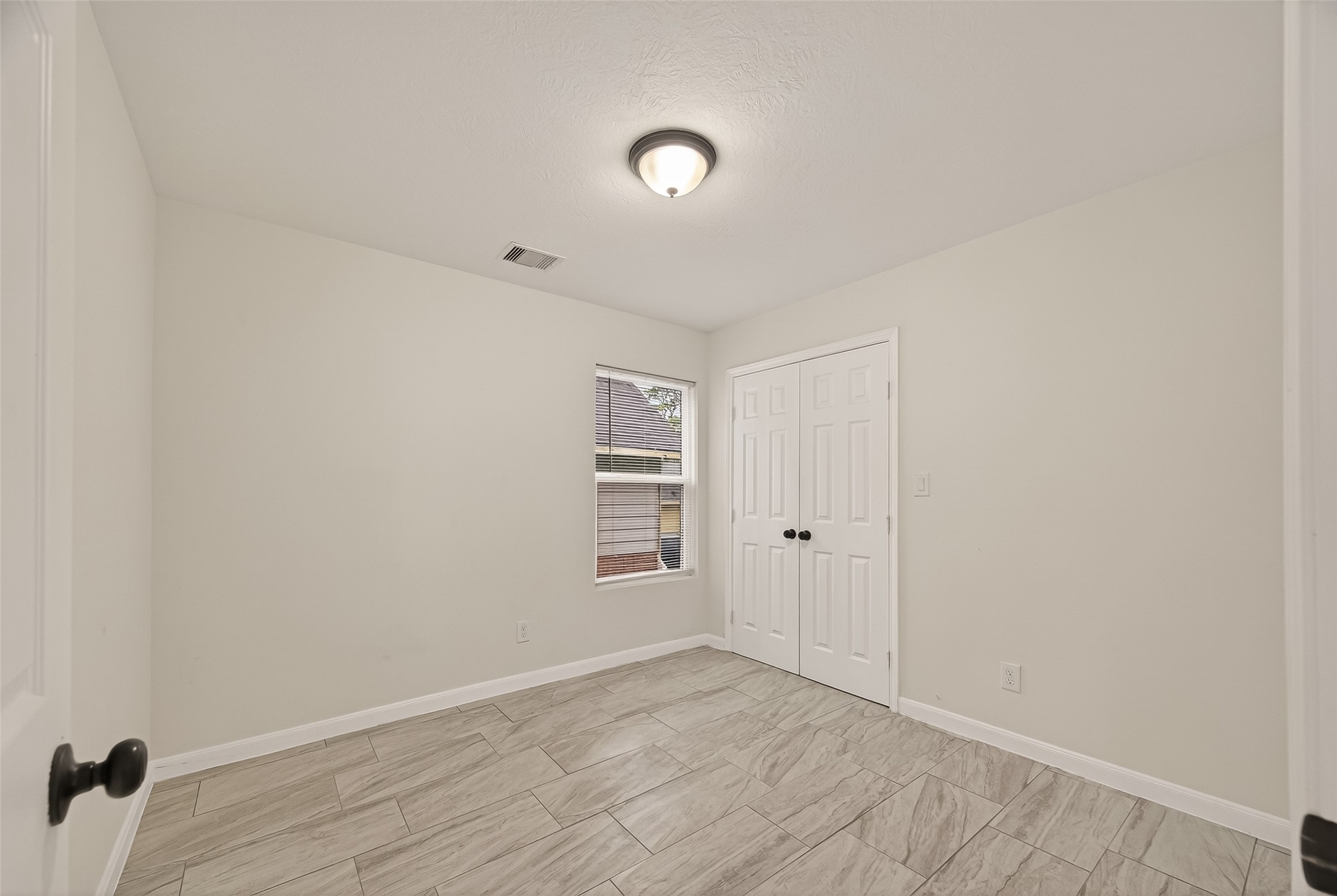 4302 Hirsch Road B Property Photo 14