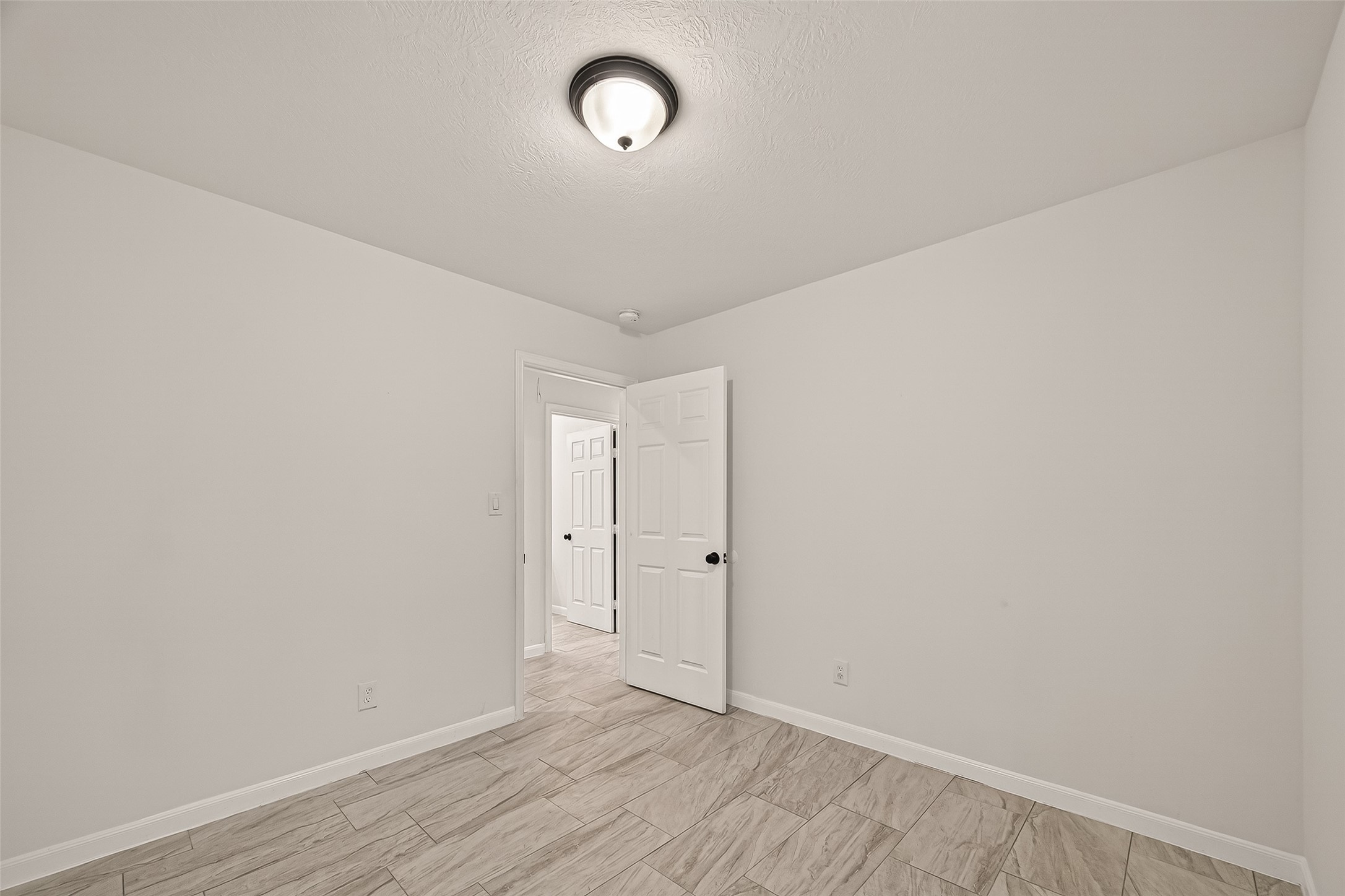 4302 Hirsch Road B Property Photo 16