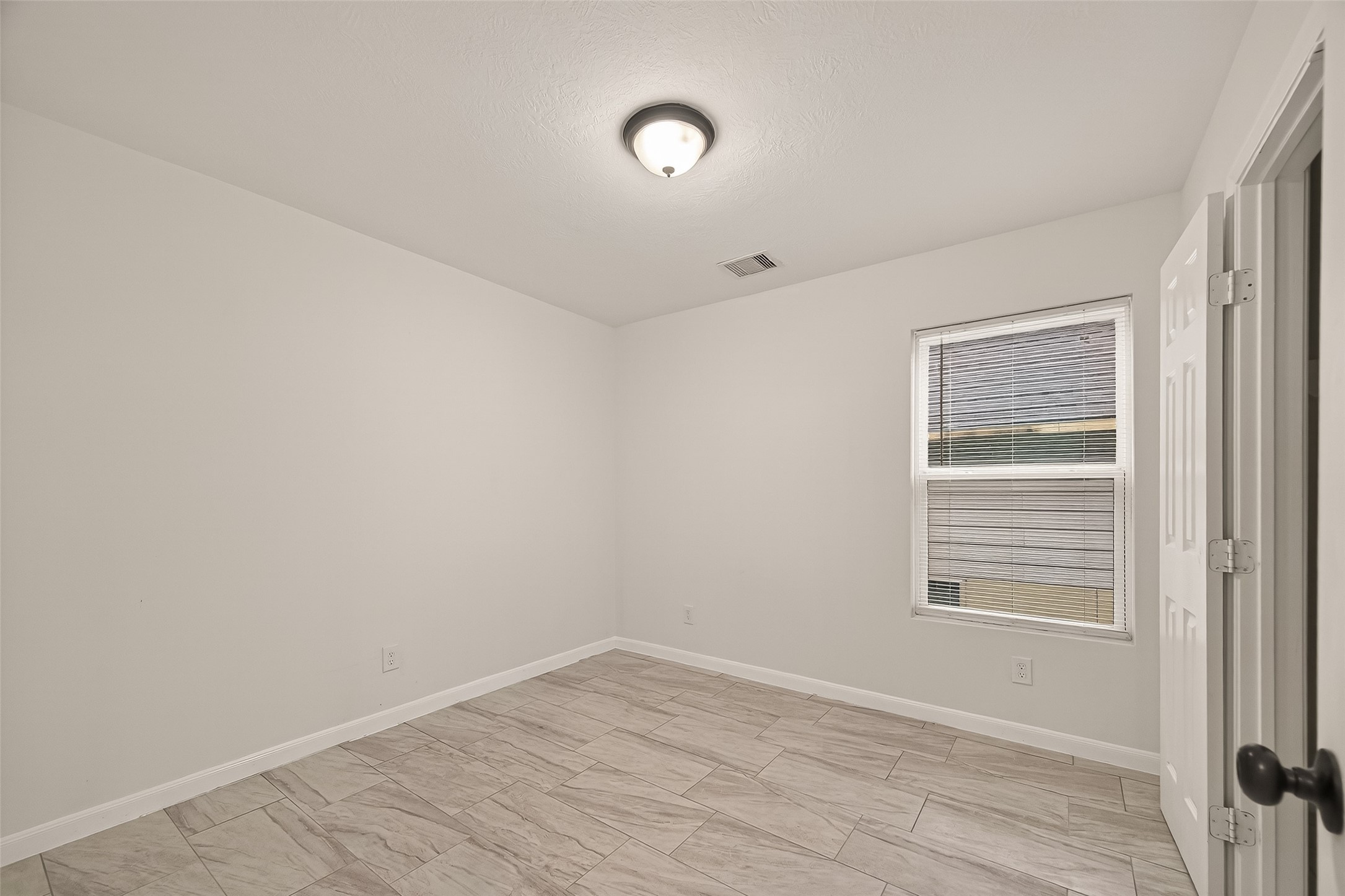 4302 Hirsch Road B Property Photo 17