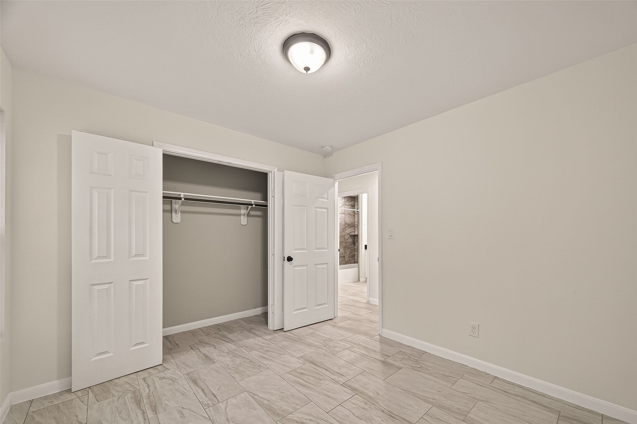 4302 Hirsch Road B Property Photo 19