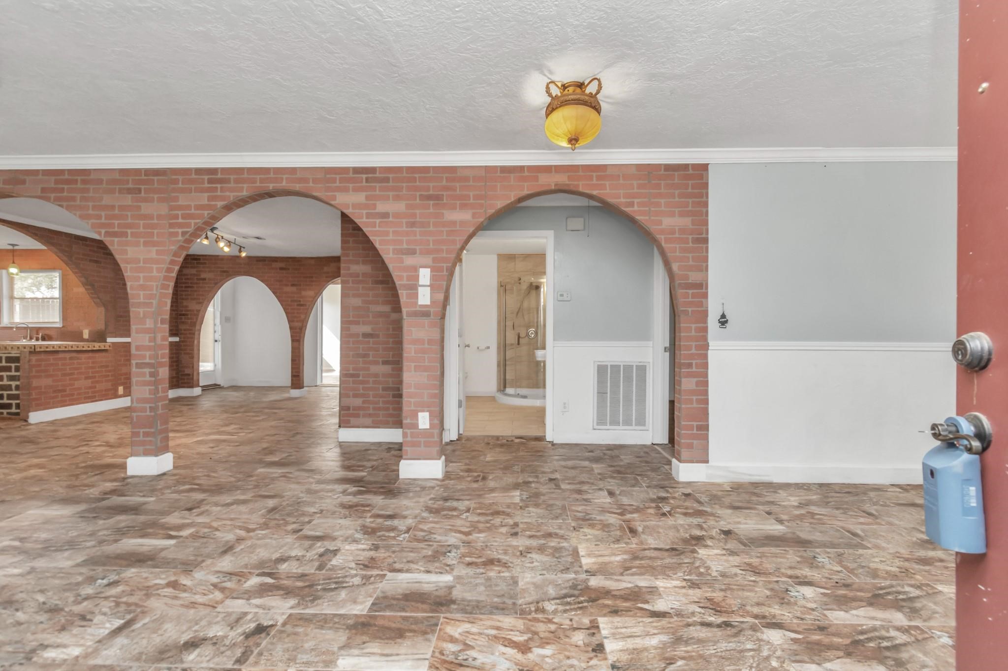 602 Everett Street Property Photo 4