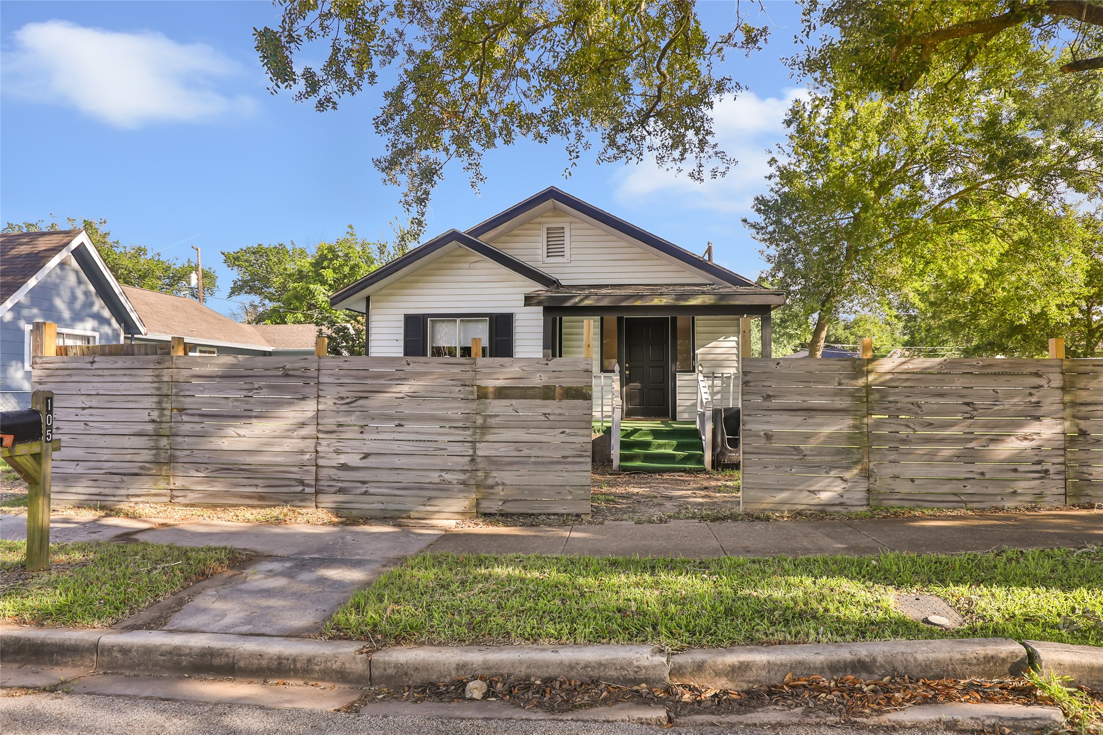 105 Graham Street Property Photo 2