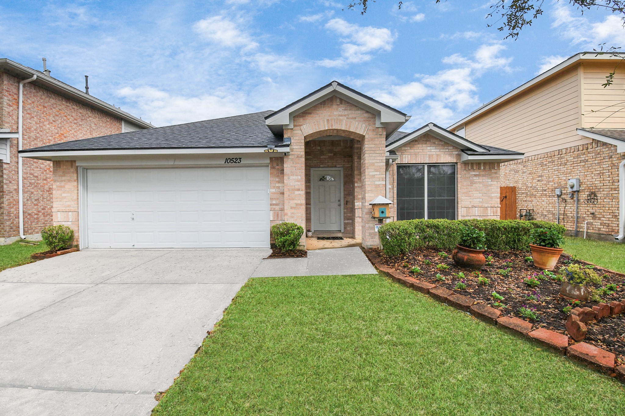 10523 Saratoga Square Property Photo