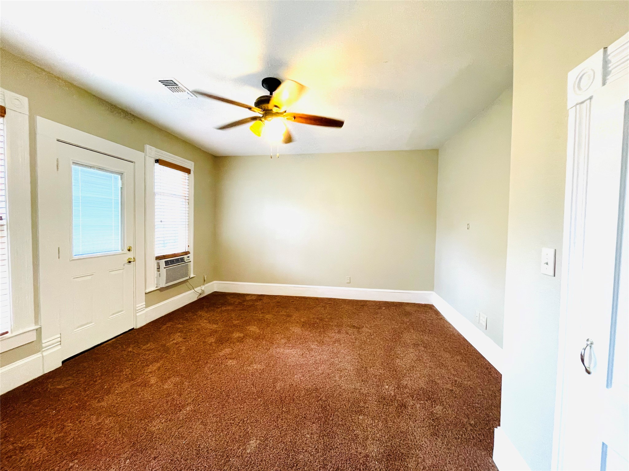 229 E Saunders Street Property Photo 9