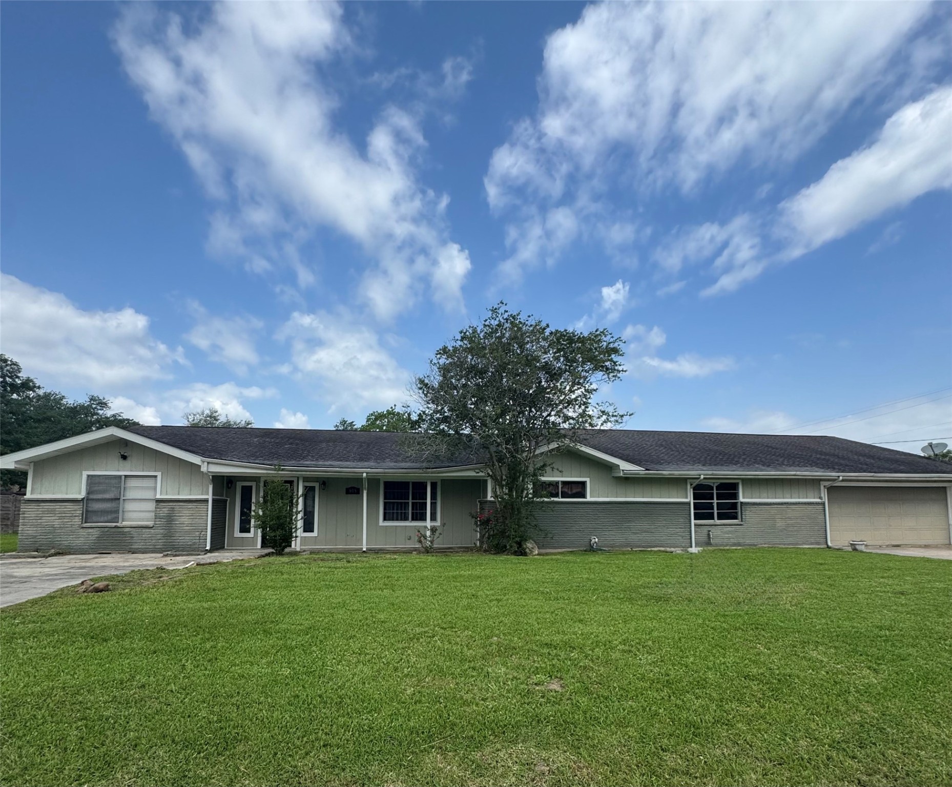 805 Dugas Street Property Photo