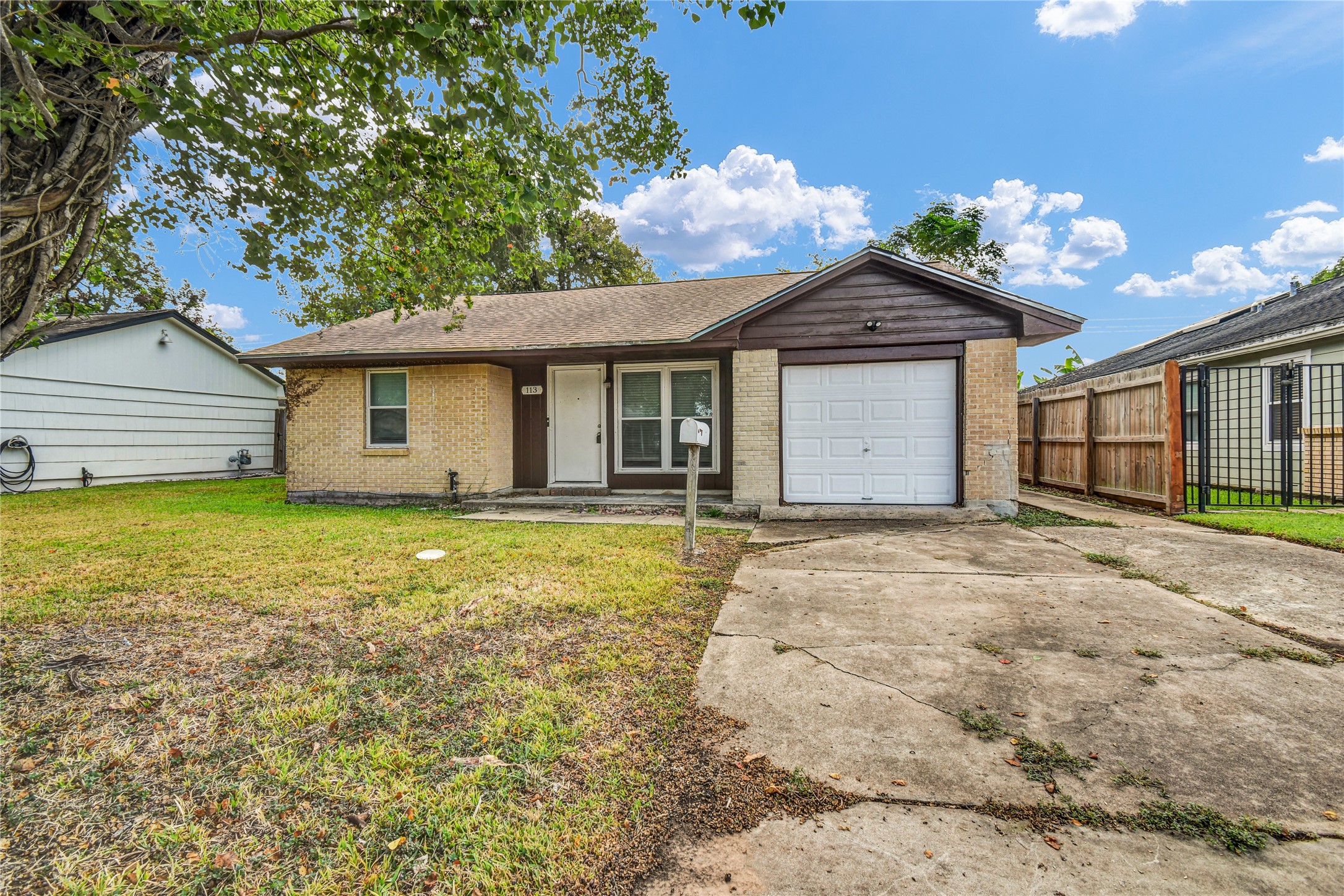 113 S Yaupon Street Property Photo 2