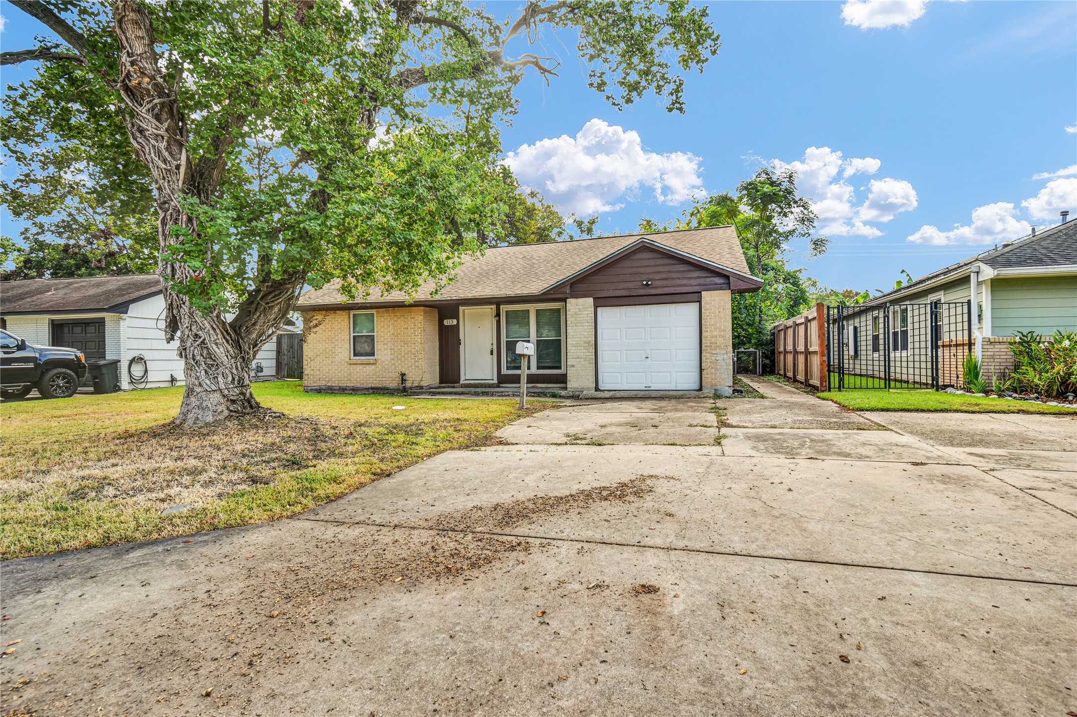 113 S Yaupon Street Property Photo 3