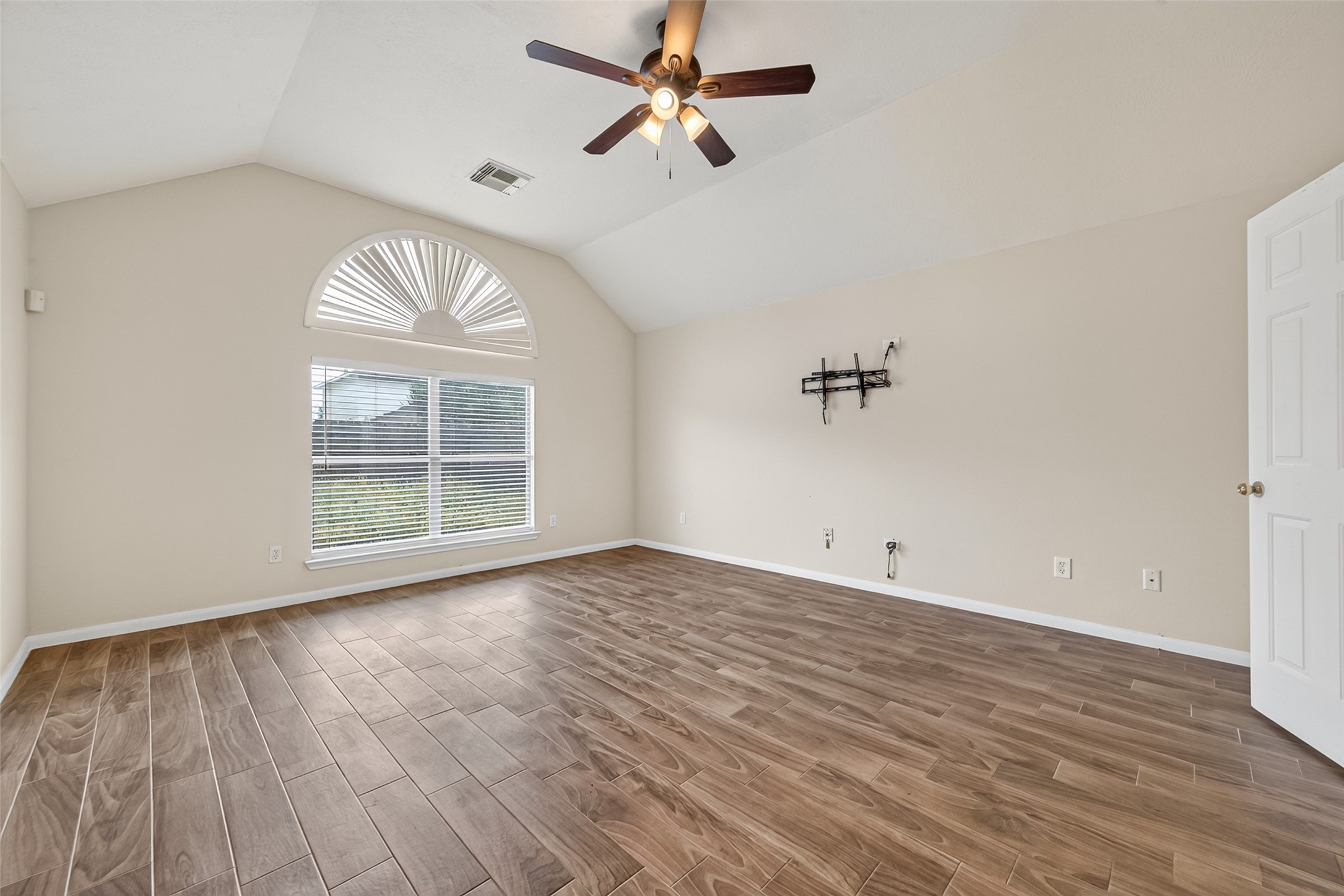 9127 N Ferndale Place Drive Property Photo 13
