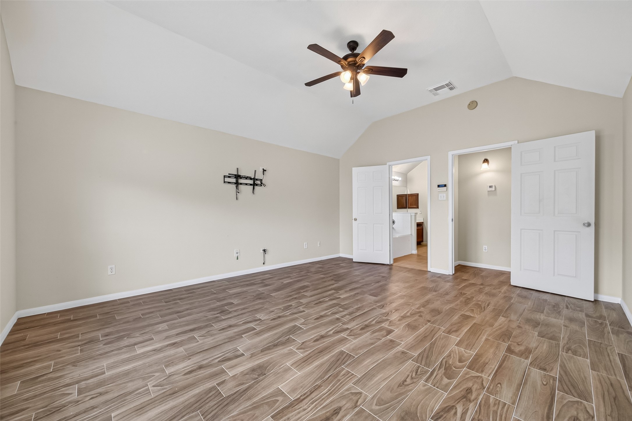 9127 N Ferndale Place Drive Property Photo 14