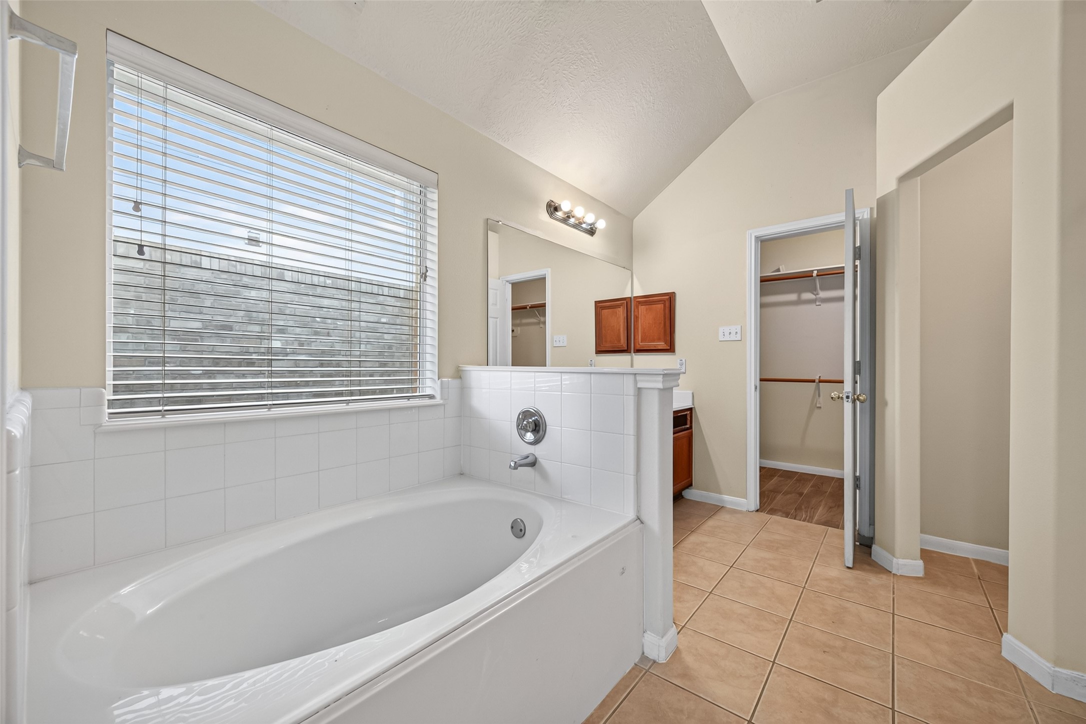 9127 N Ferndale Place Drive Property Photo 15