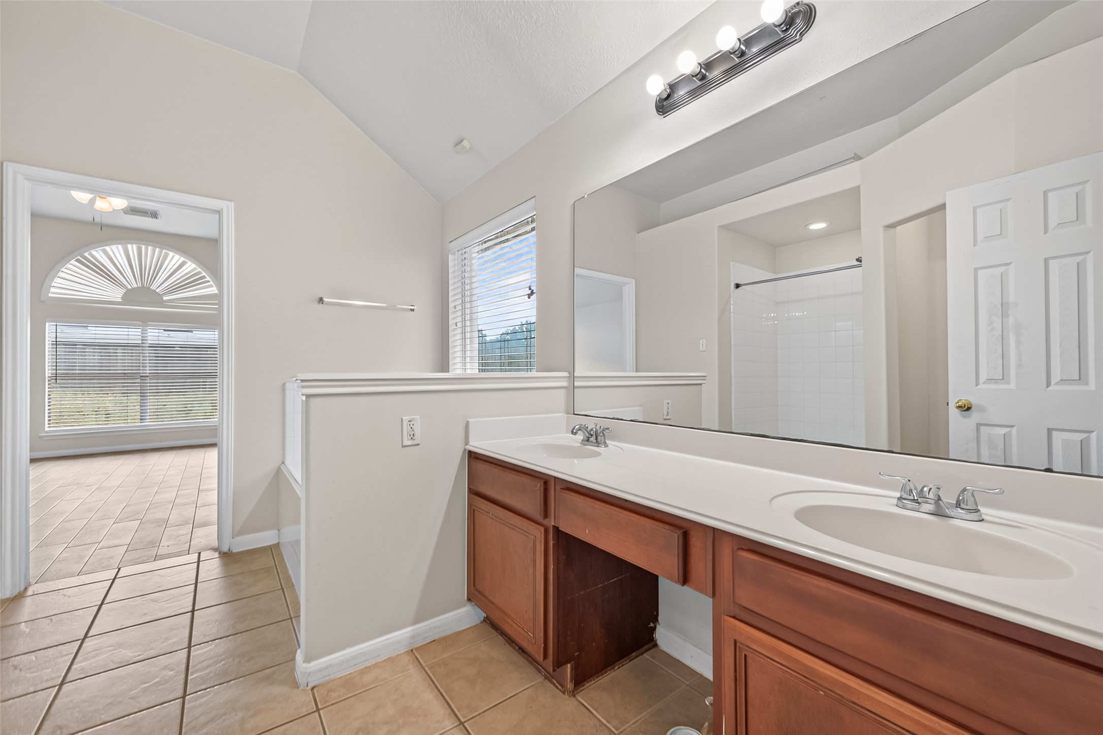 9127 N Ferndale Place Drive Property Photo 16