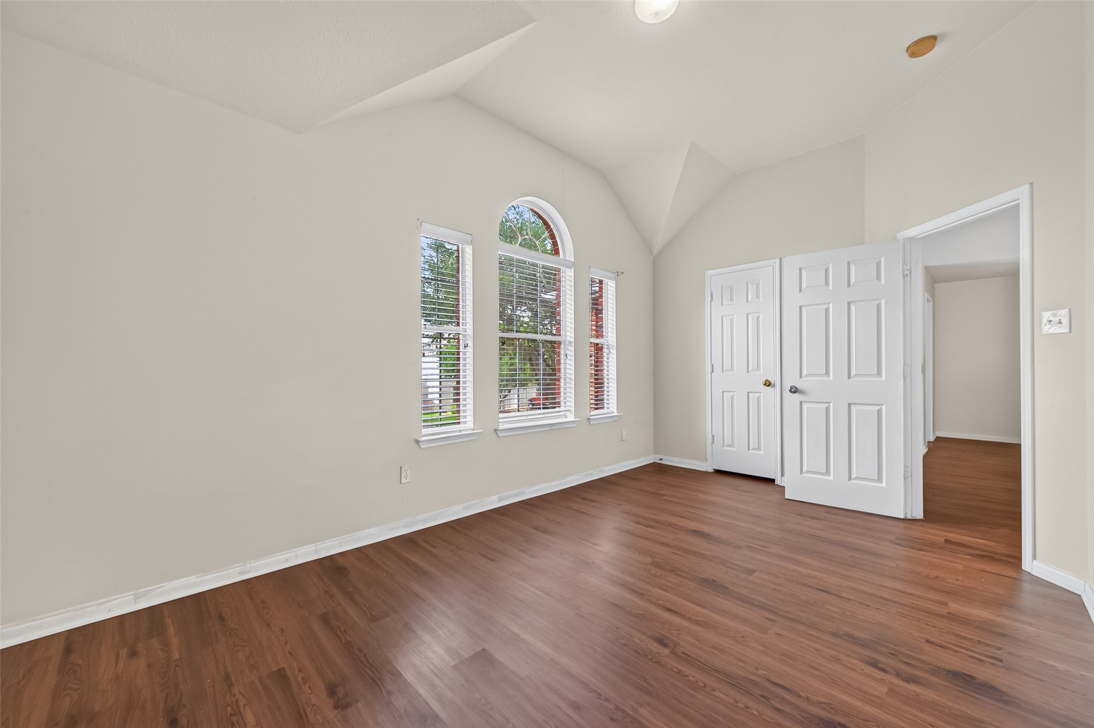 9127 N Ferndale Place Drive Property Photo 20