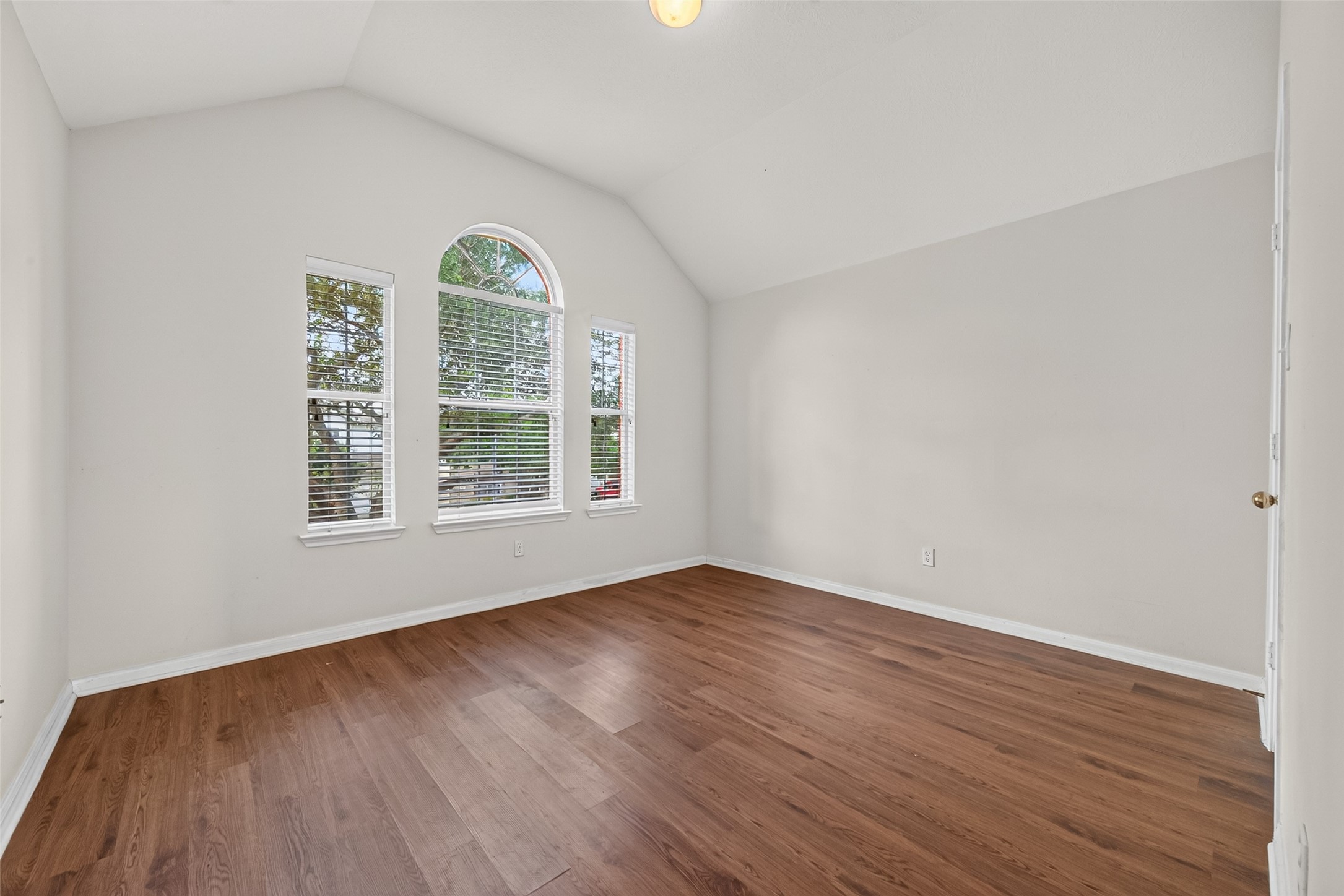 9127 N Ferndale Place Drive Property Photo 21