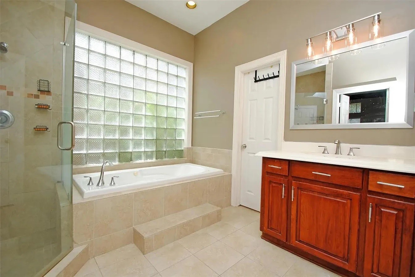 2731 Lakeside Village Drive Property Photo 22