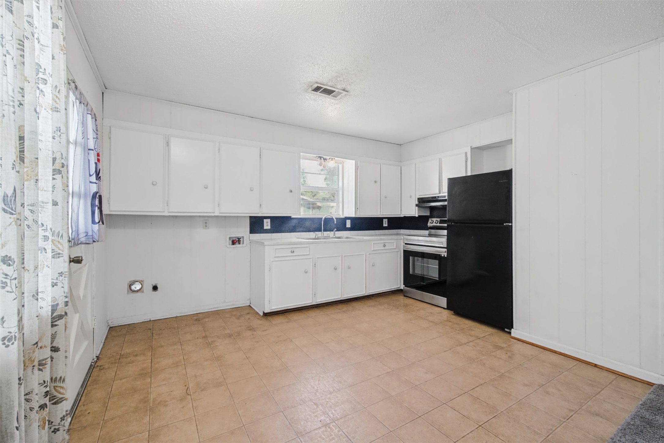 384 Lakeview Drive Property Photo 8