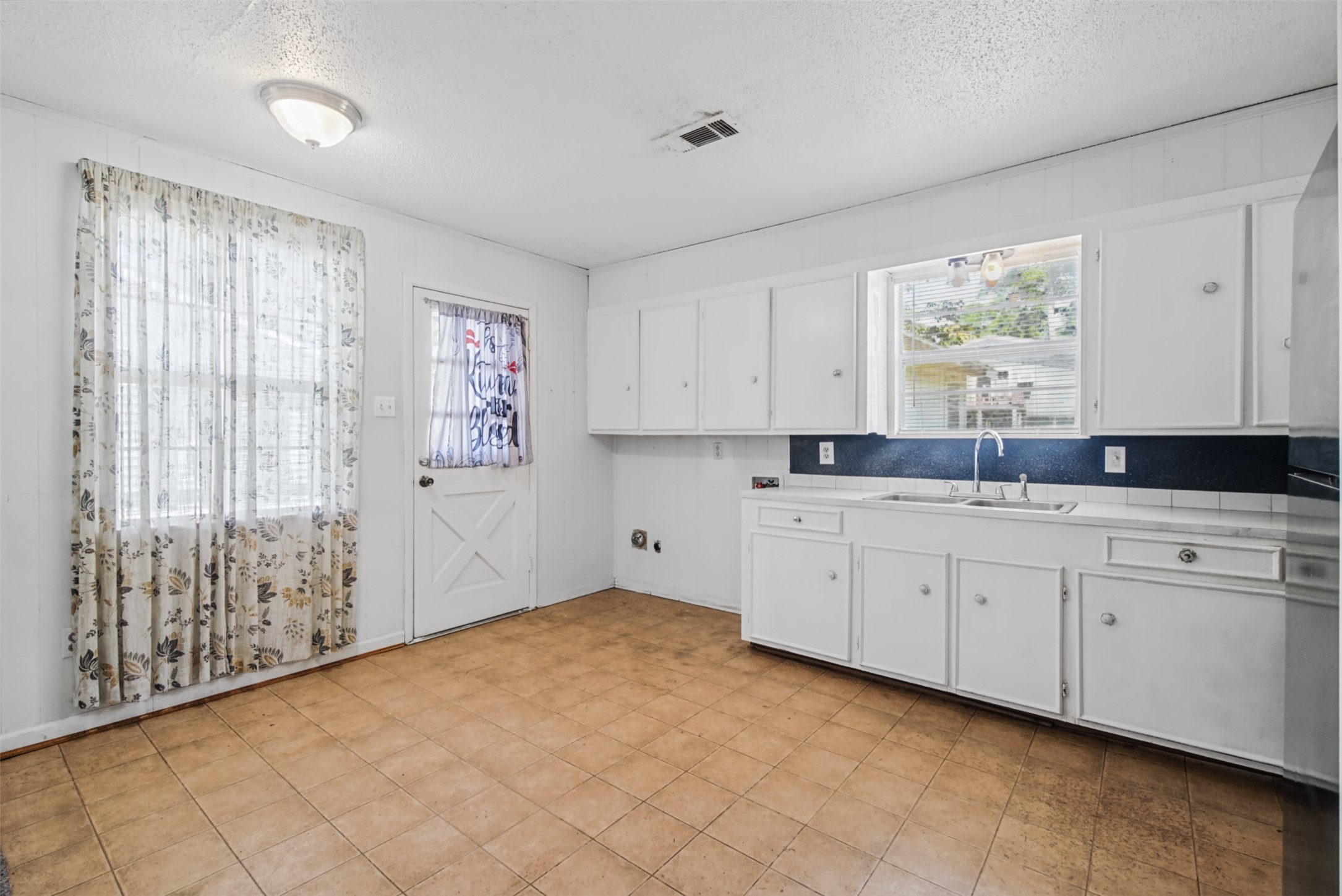 384 Lakeview Drive Property Photo 9