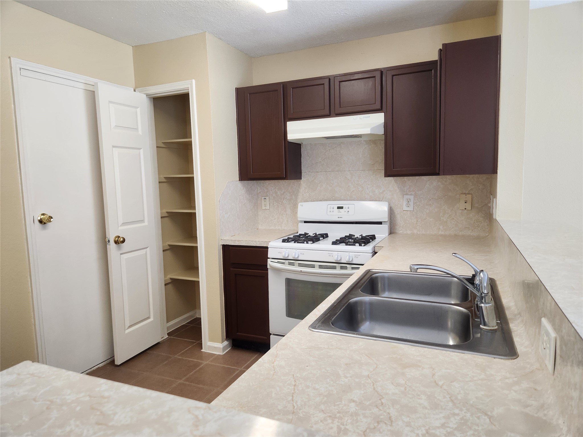 7631 Goudin Drive Property Photo 6