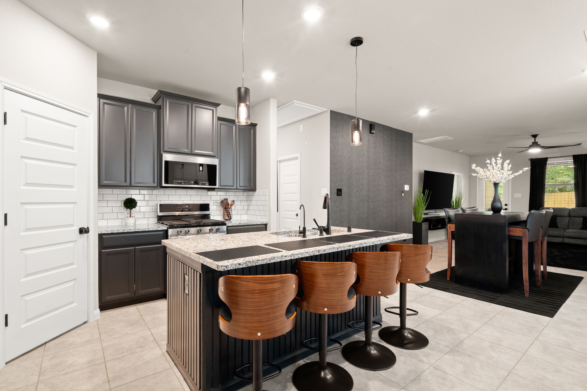 7067 Silverleaf Oak Street Property Photo 4