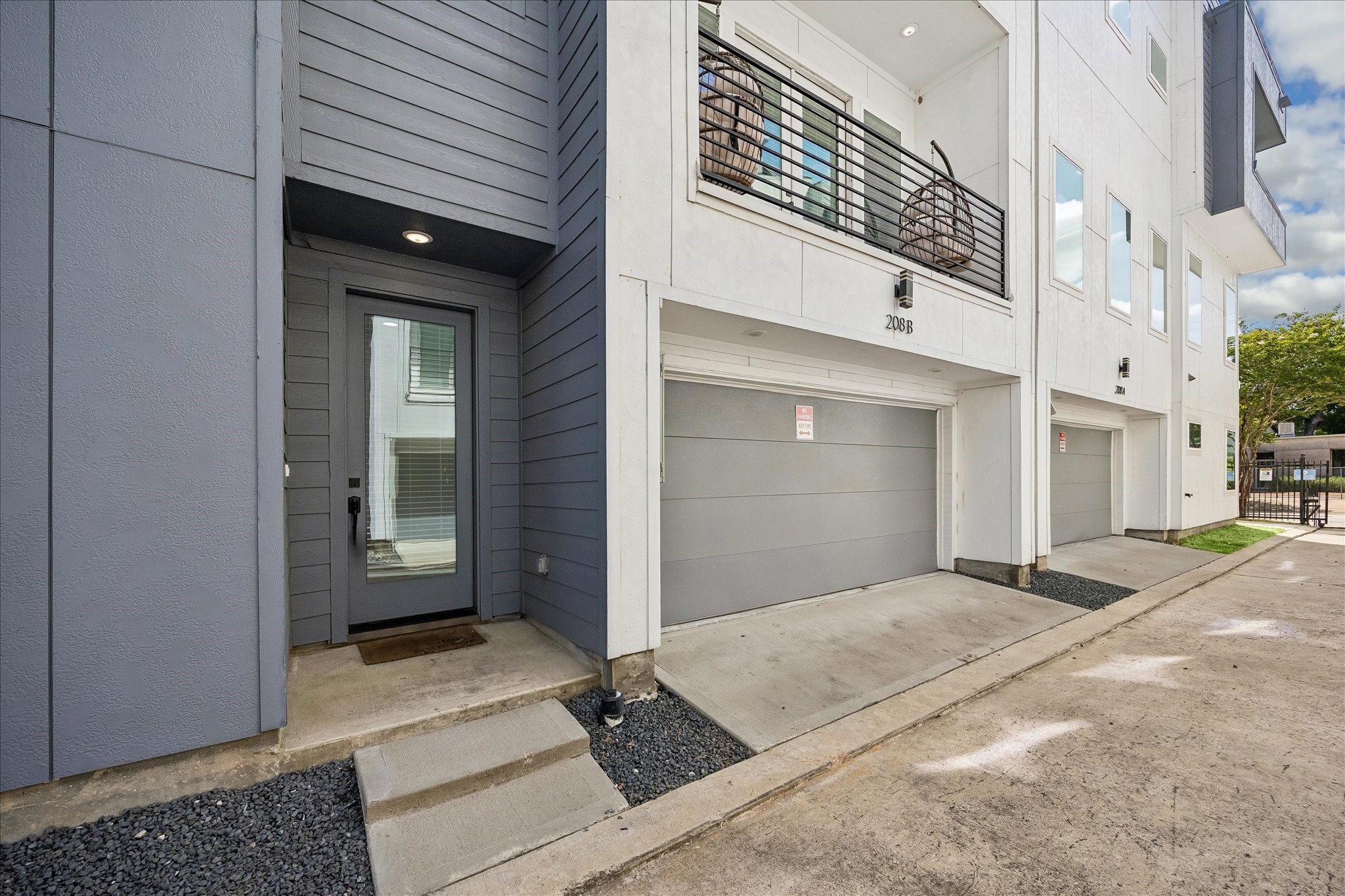 208 N York Street B Property Photo 4