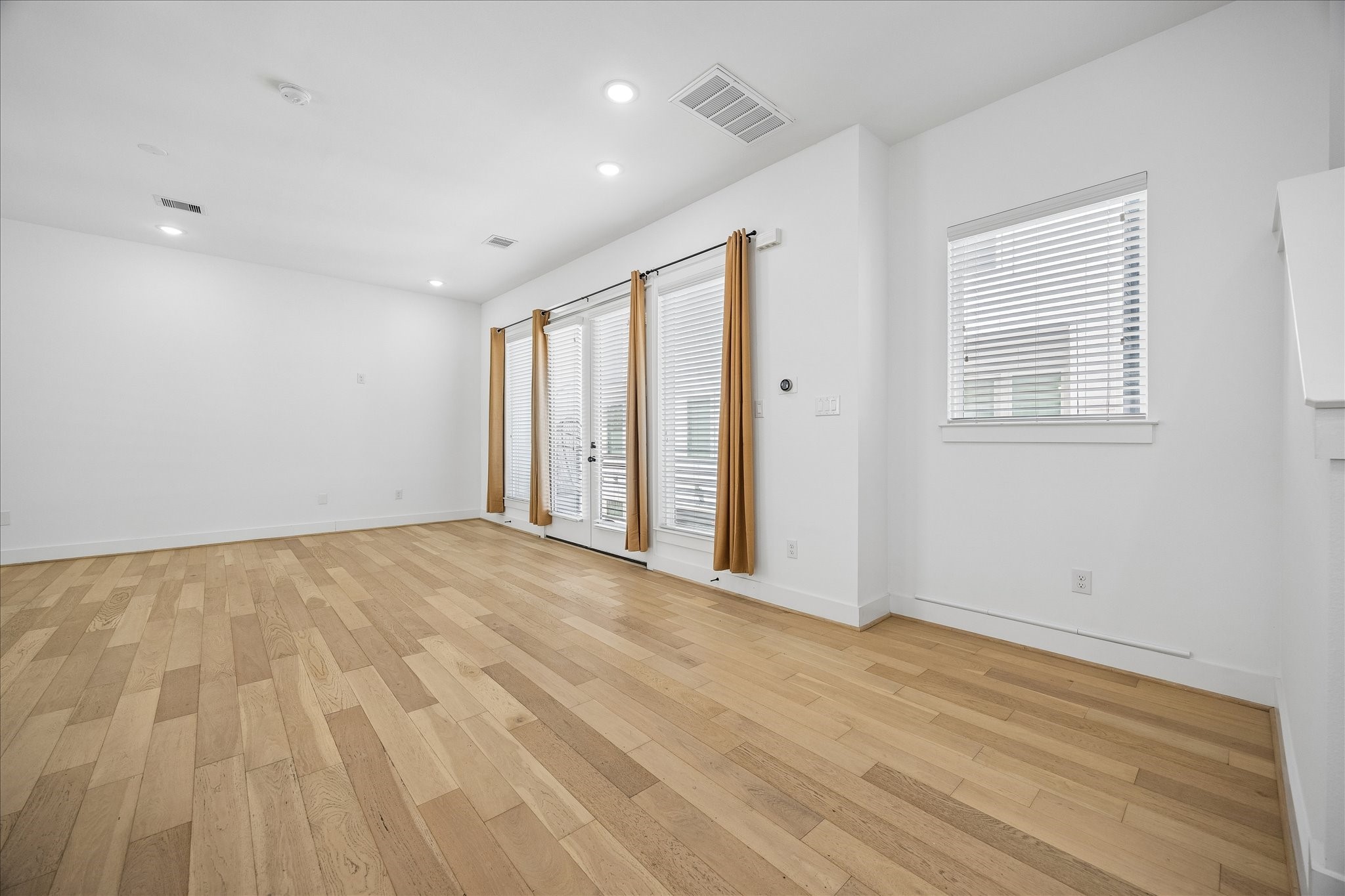 208 N York Street B Property Photo 5